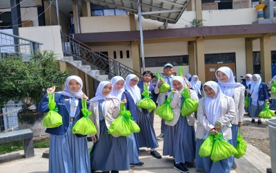Pelestarian Lingkungan, Tebar Sembako,  Wakaf Al-Qur’an dan Buka Bersama di SMAN 16 Garut